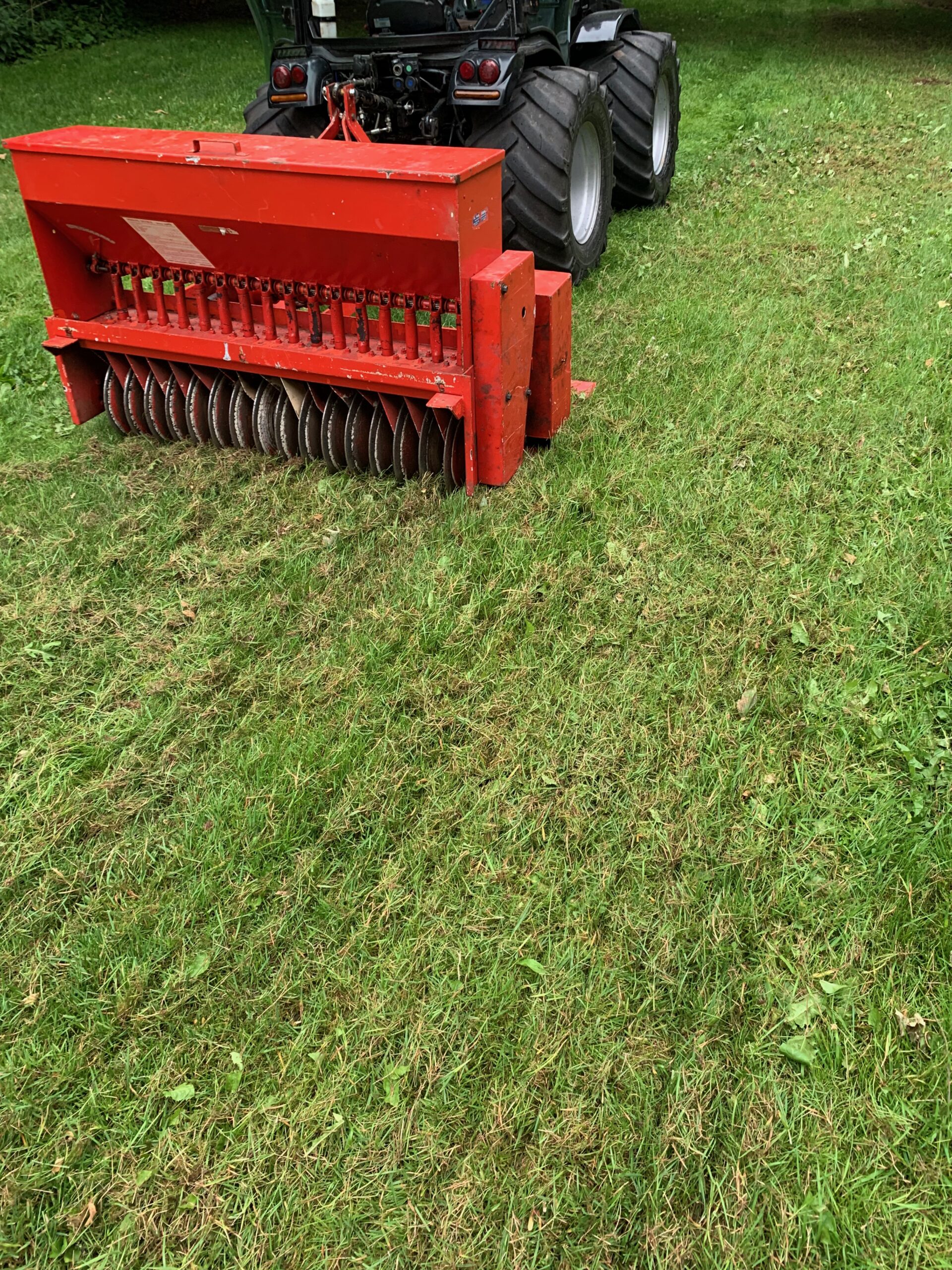 Plæneluftning og eftersåning i én arbejdsgang med professionelt udstyr - plænerenovering i Midtjylland