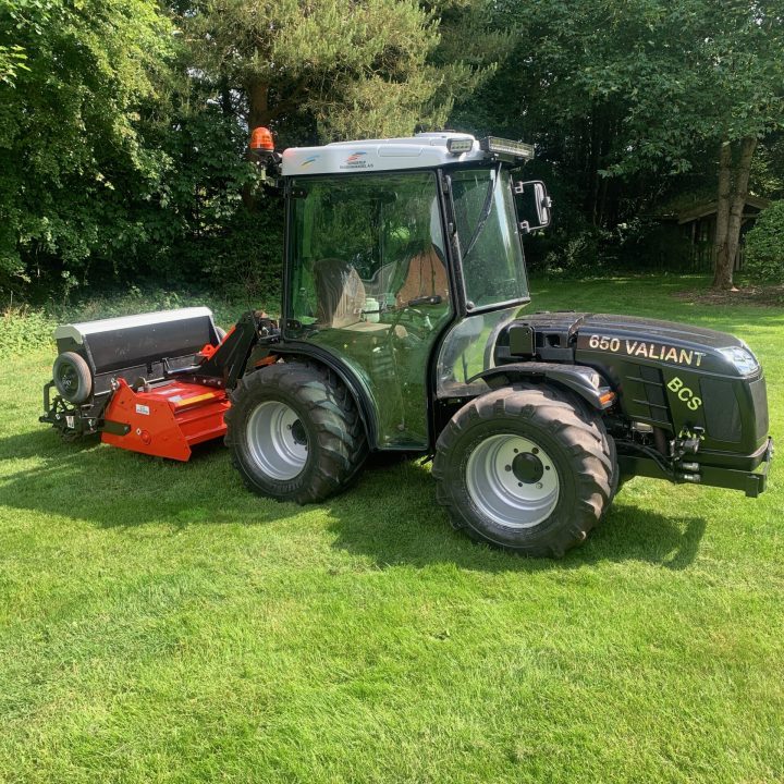 Muratori MZ62SXL 125 stennedlægningsfræser på BCS traktor udfører jordbearbejdning og såning i ét arbejdsgang